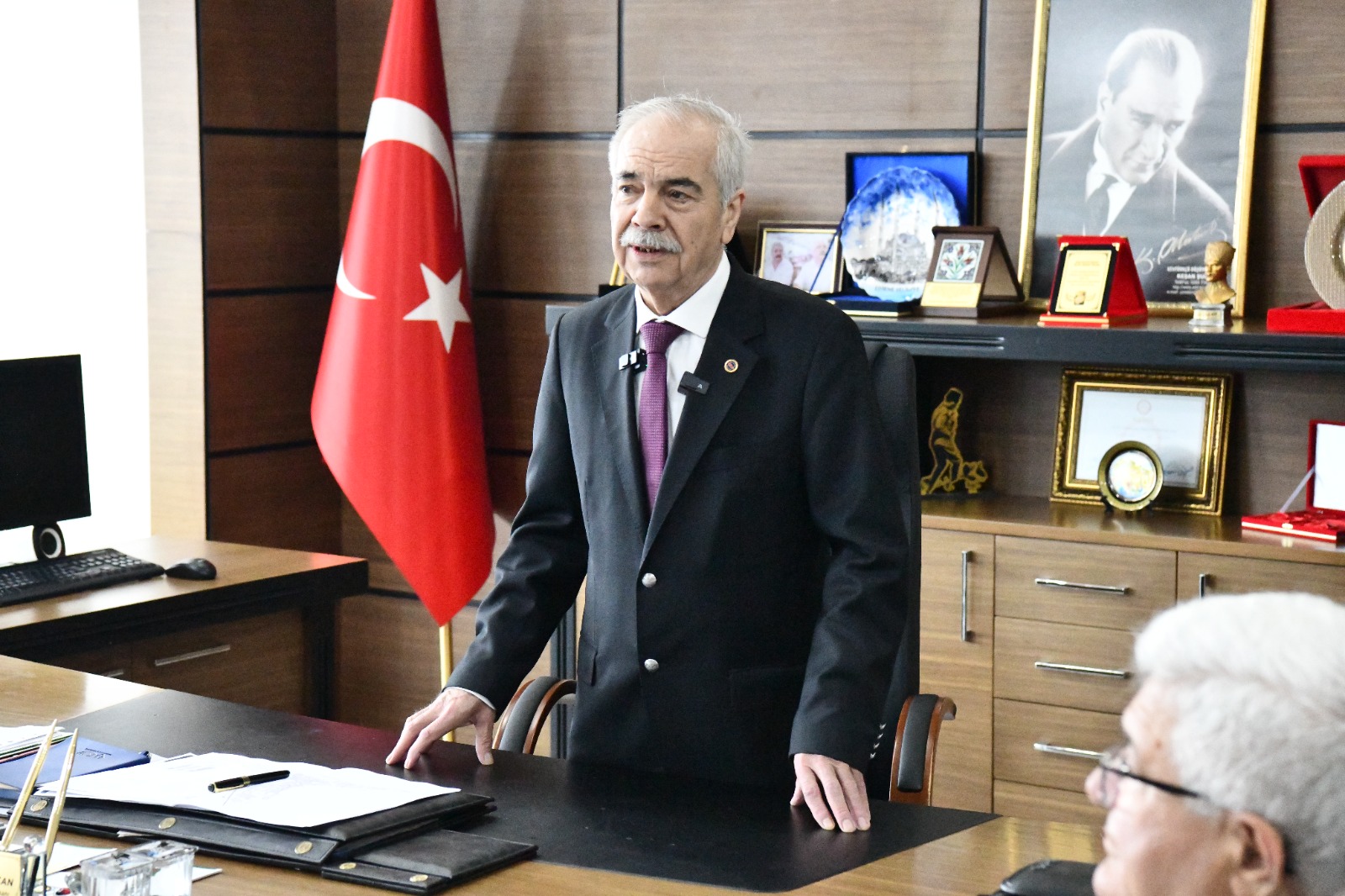 Keşan Belediye Başkanı Mehmet Özcan, Cumhuriyet Halk Partisi heyetini belediyede ağırladı.